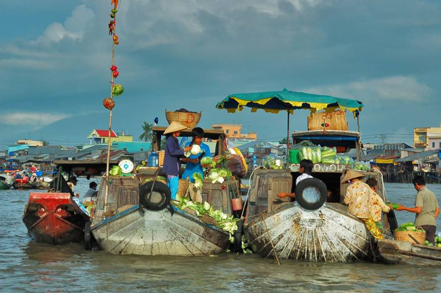 Morning is the best time of day to visit the Floating Market Ca Mau