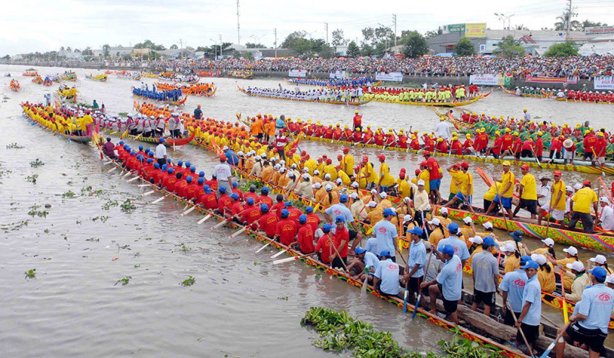 There are about 70 to 80 per team in the Ghe Ngo race.