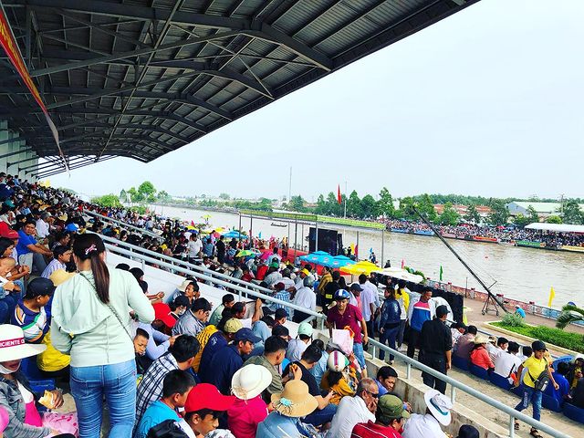 There were many people who came to watch the thrilling Ghe Ngo race.