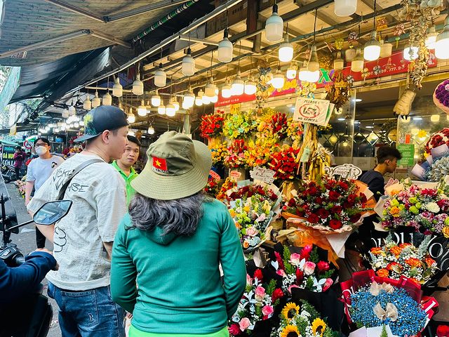 People are buying flowers at Ho Thi Ky Flower Market