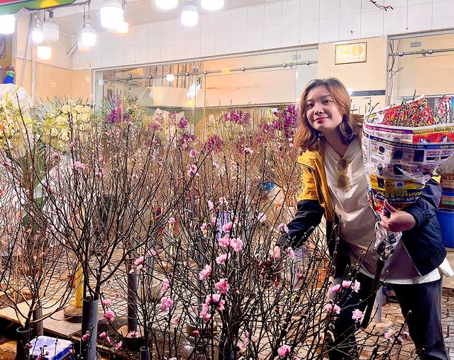 A girl visiting Ho Thi Ky Flower Market