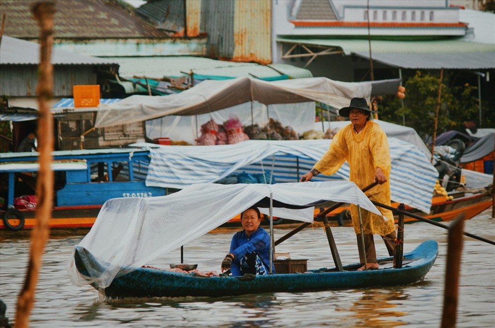 When you arrive at the floating market, you can rent a boat to easily explore the beauty of this place