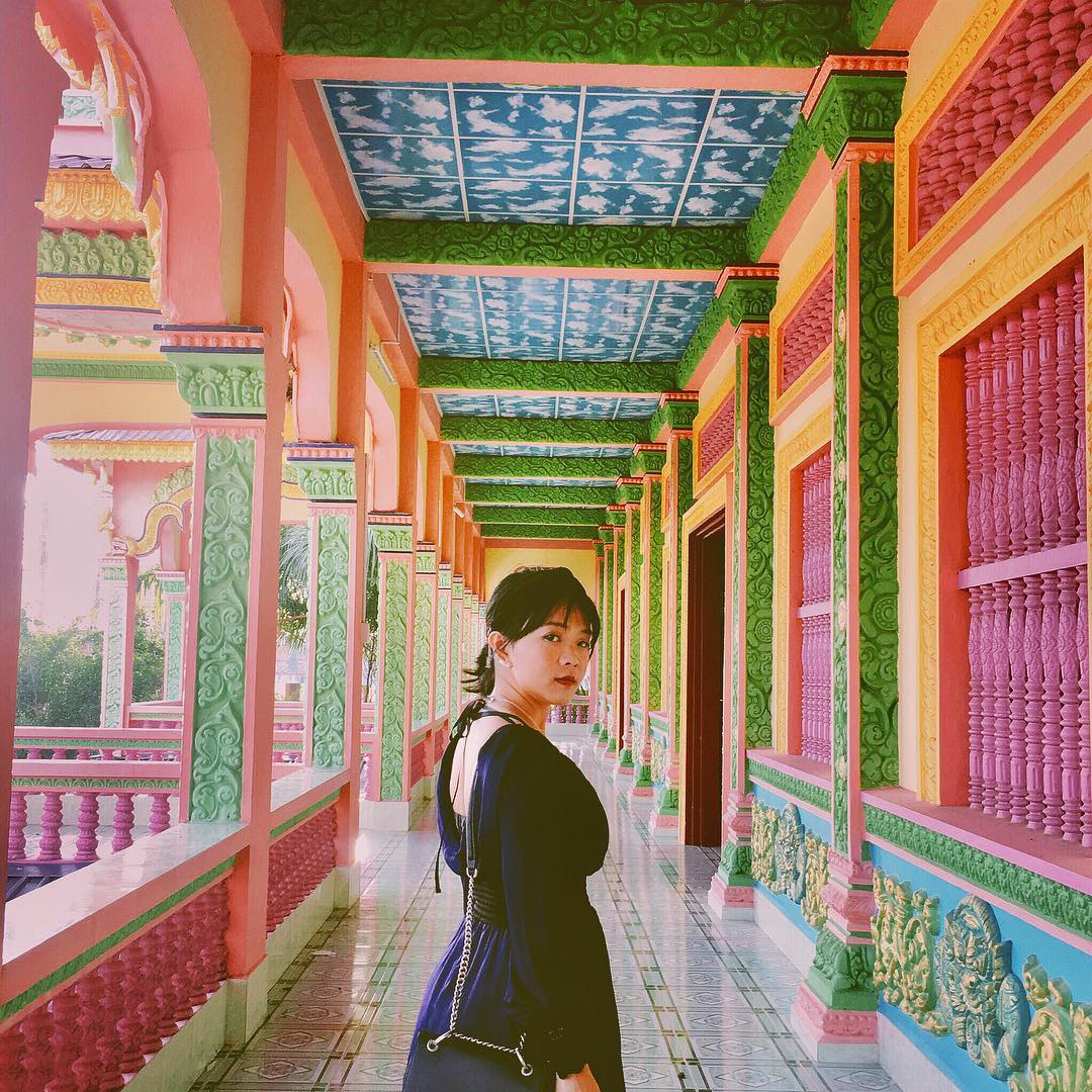 The girl is visiting the interior of Som Rong temple