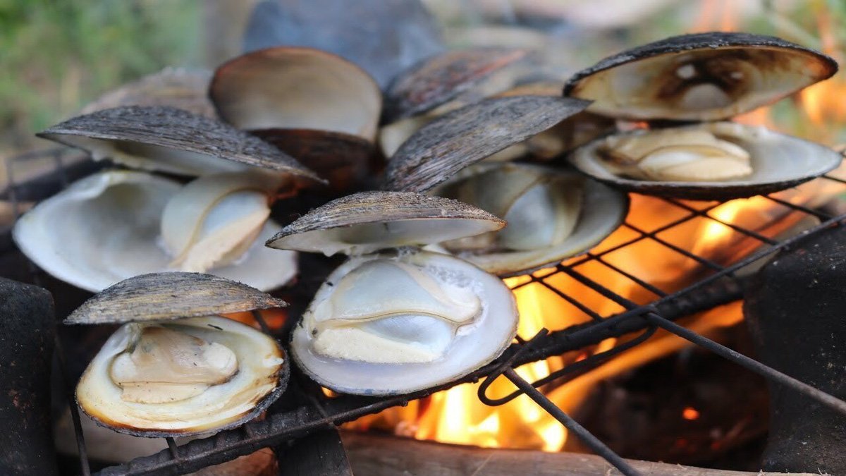 Grilled Clam with Salt and Lime Pepper Dip