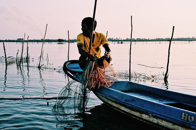 Watch the sunset of Thi Tuong Lagoon on a small boat