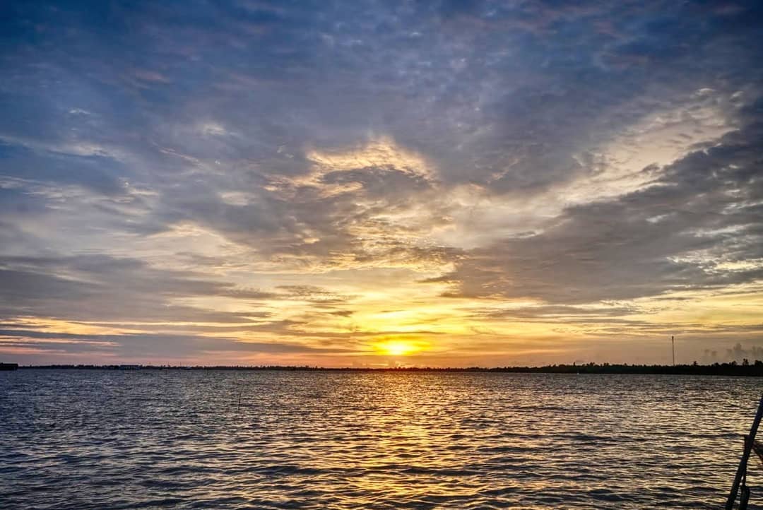 Appreciating the romantic scenery of the lagoon