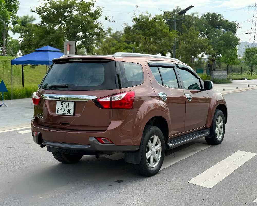 Behind-Isuzu-MU-X-7-seat