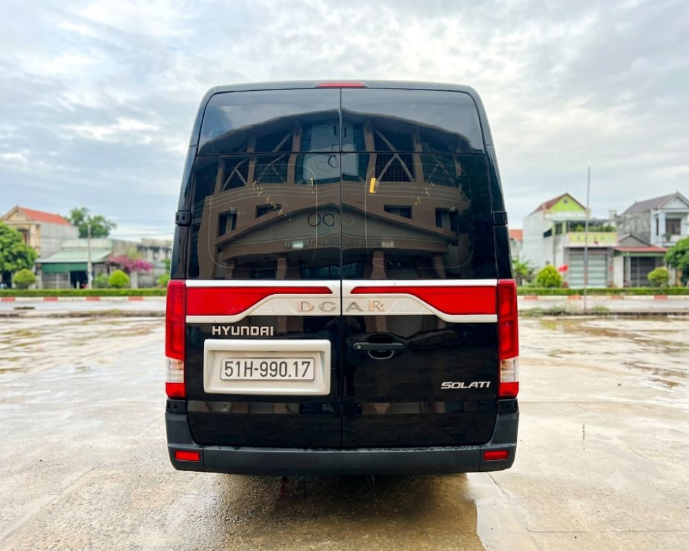 Behind-luxury-limousine-10-seat