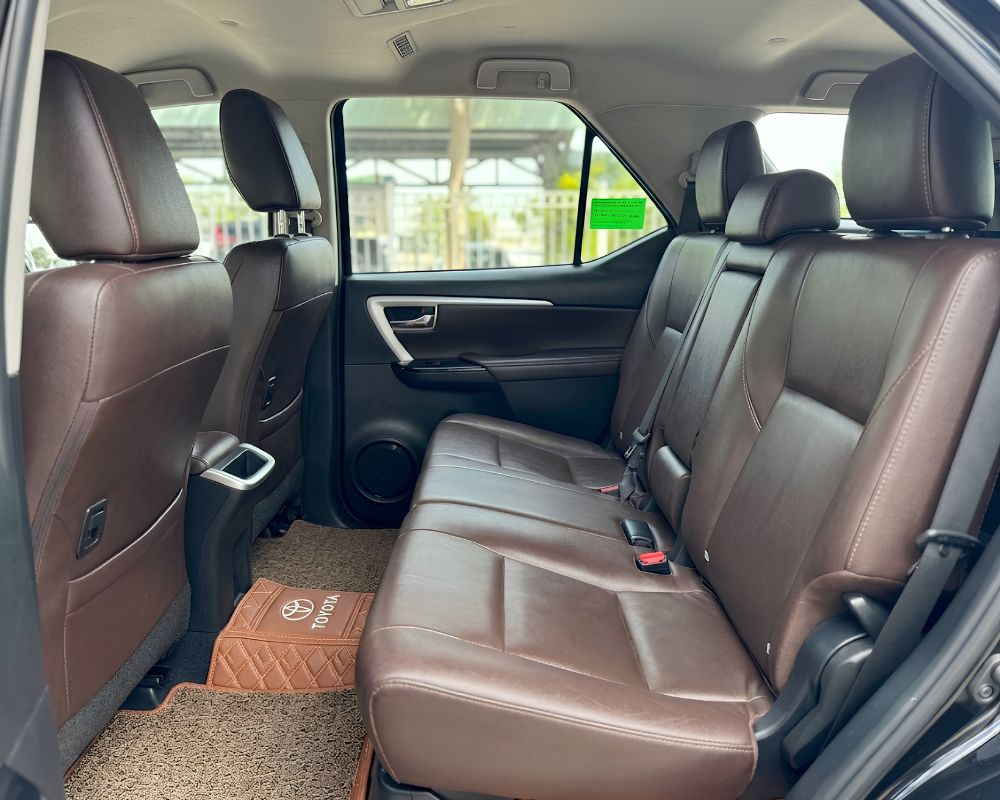 Interior-Toyota-Fortuner-7-seat-SUV