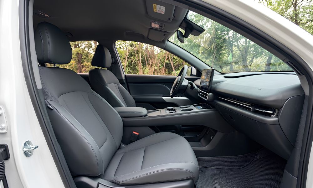 Driver-s-seat-and-front-passenger-seat-of-Limo-Green